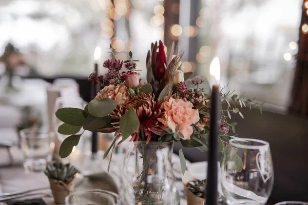 Glasvas Med Blombukett Brinnande Ljus Och Klassiskt Porslin Bröllopsbordet — Stockfoto