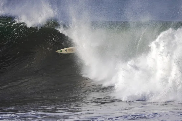 海の大きな波に乗るサーファー — ストック写真