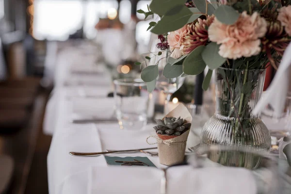一个漂亮的花瓶和乡村风格的装饰在婚宴桌上 — 图库照片