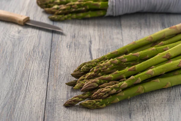 Close Shot Raw Green Asparagus Wooden Table — Foto Stock