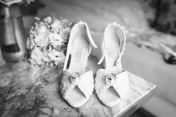 Brautstrauß Und Fersen Der Braut Auf Dem Marmortisch Hochzeitsvorbereitung — Stockfoto