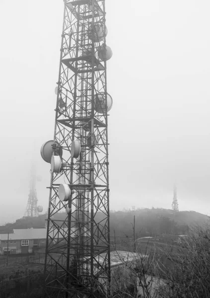 Een Verticaal Shot Van Satelliet Toren Een Mistige Dag — Stockfoto