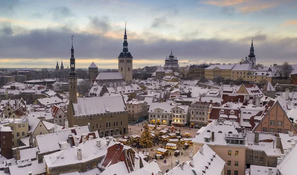 Vista Aérea Histórico Tallinn Antiguo Vestíbulo Plaza Con Mercado Navidad — Foto de Stock