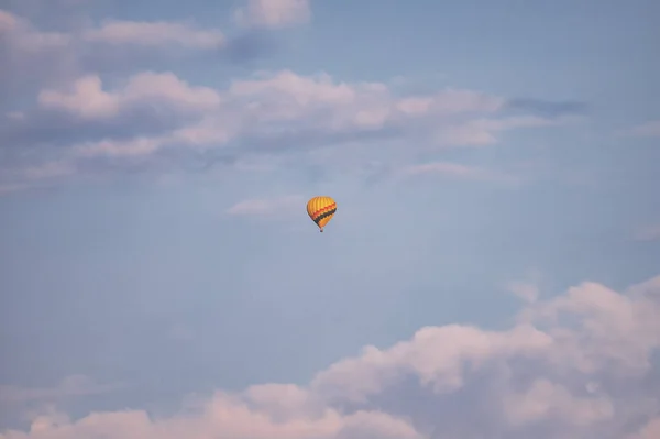 Balon Ogrzane Powietrze Świetle Dnia — Zdjęcie stockowe