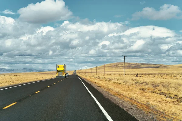 Желтый Грузовик Асфальтовом Шоссе Сша Восточном Орегоне Голубым Облачным Небом — стоковое фото