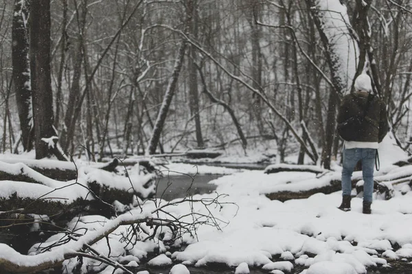 Серая Фотография Человека Идущего Зимой Замерзшей Реке — стоковое фото