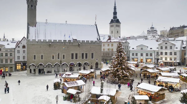 Vista Aérea Histórico Tallinn Antiguo Vestíbulo Plaza Con Mercado Navidad — Foto de Stock