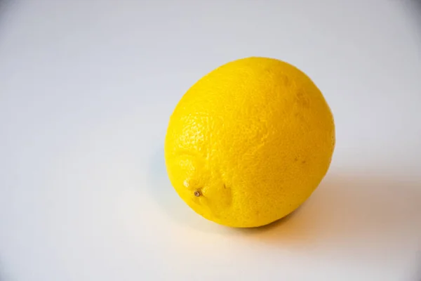 Una Hermosa Toma Limón Sobre Una Superficie Blanca — Foto de Stock