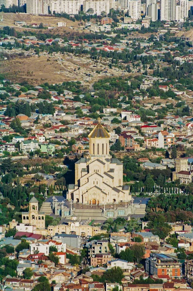 トビリシの聖三位一体大聖堂の垂直ショット 一般的にサメバとして知られています ジョージア — ストック写真