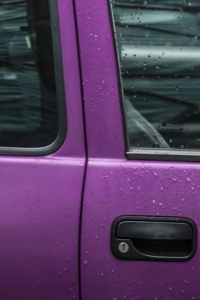 Двері Фіолетового Автомобіля Дощовий День — стокове фото