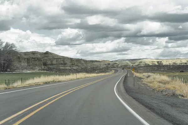 Estrada Asfalto Dos Eua Nevada Sob Céu Cinzento Com Grandes — Fotografia de Stock