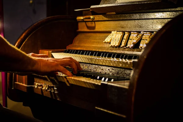 Крупный План Мужских Рук Играющих Старинном Пианино Церкви — стоковое фото