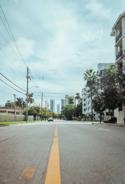 Vertical Shot Car Driving Highway Buildings Electric Wire Posts — Fotografia de Stock