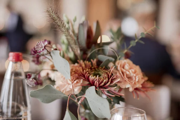 Selektiv Fokus Skott Rustik Stil Blomma Bukett Bröllopsbordet — Stockfoto