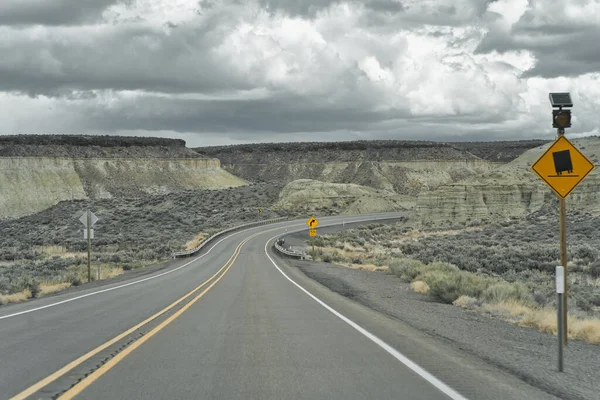 Пустое Асфальтовое Шоссе Сша Восточном Орегоне Серым Небом Большими Массивными — стоковое фото