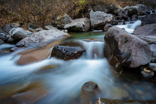 Ormandaki Büyük Kaya Parçalarının Üzerinden Akan Temiz Nehir Suyunun Yakın — Stok fotoğraf