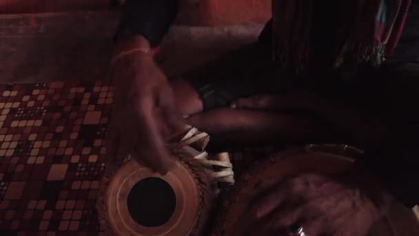 Imagens Perto Grupo Indiano Músicos Tocando Instrumentos Tradicionais — Vídeo de Stock