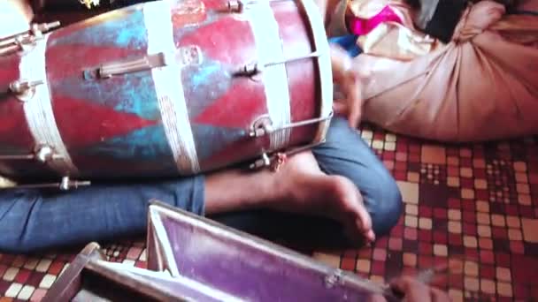 Närbilder Indisk Grupp Musiker Som Spelar Traditionella Instrument — Stockvideo