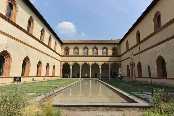 Milan Włochy Wrz 2019 Widok Basen Dziedzińcu Zamku Castello Sforzesco — Zdjęcie stockowe