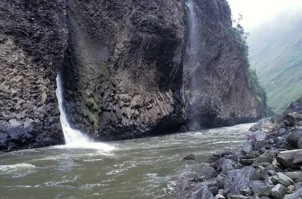 Una Cascada Una Zona Rocosa Banos Ecuador —  Fotos de Stock