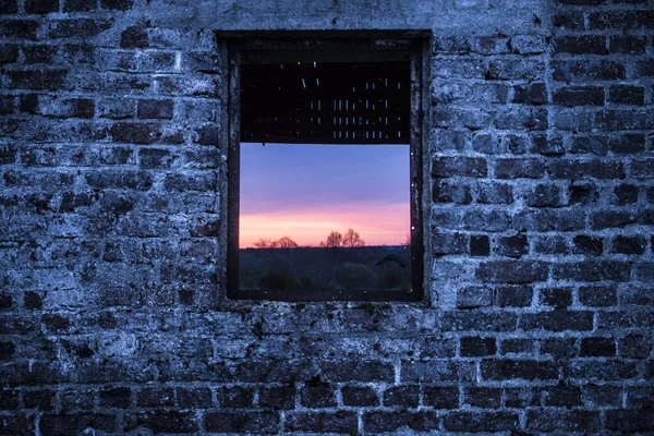 Vacker Lila Solnedgång Utsikt Genom Ett Fönster Tegelvägg — Stockfoto