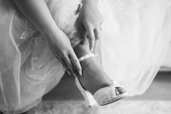 Menyasszony Felveszi Cipőjét Készül Esküvőjére — Stock Fotó