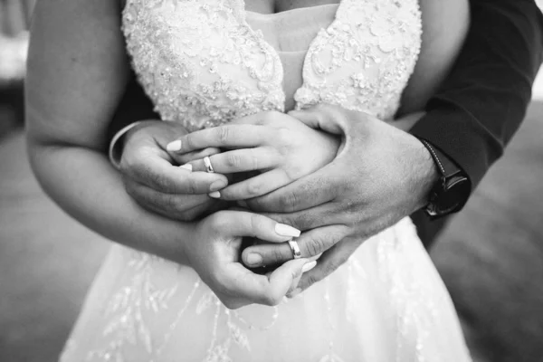 Ein Bräutigam Umarmt Die Braut Von Hinten Fotoshooting Zur Trauung — Stockfoto