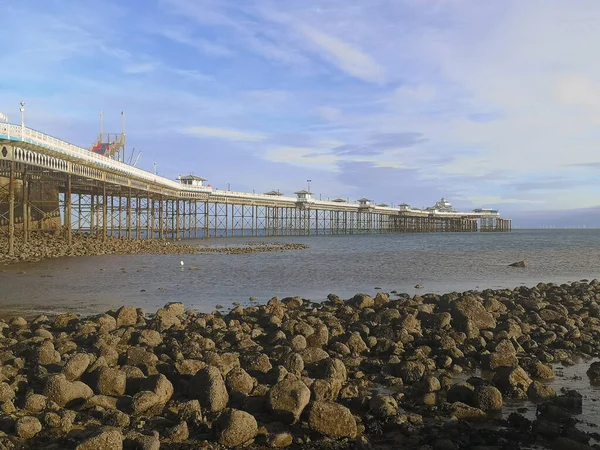 Hosszú Móló Kavicsok Tengerparton Llandudno Wales Egyesült Királyság — Stock Fotó