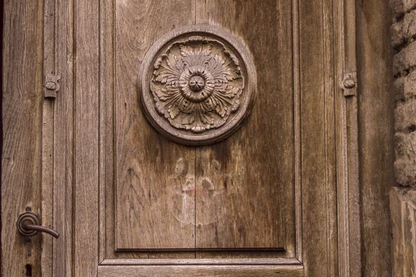 Closeup Shot Old Wooden Door Flower Ornaments — Stock Photo, Image