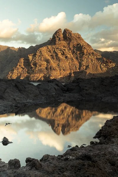 Plano Vertical Montaña Rocosa Reflejado Agua —  Fotos de Stock