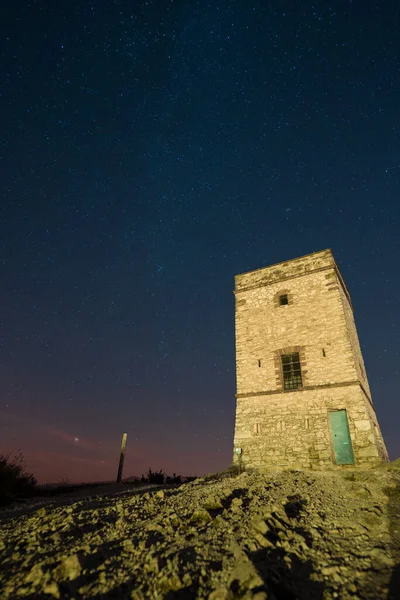 Pionowe Ujęcie Pięknej Wieży Telegraficznej Katalonii Nocy — Zdjęcie stockowe