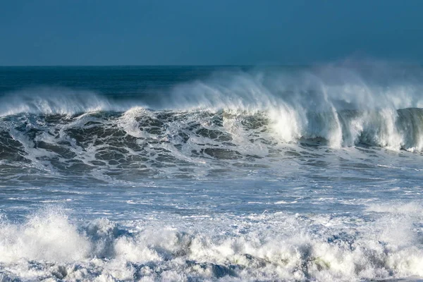 Серфер Ловить Велику Хвилю Морі — стокове фото