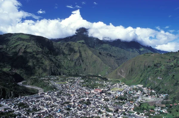 Die Gebäude Von Banos Ecuador Umgeben Von Bergen — Stockfoto