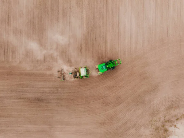 Вид Воздуха Трактор Собирающий Урожай Осенью — стоковое фото