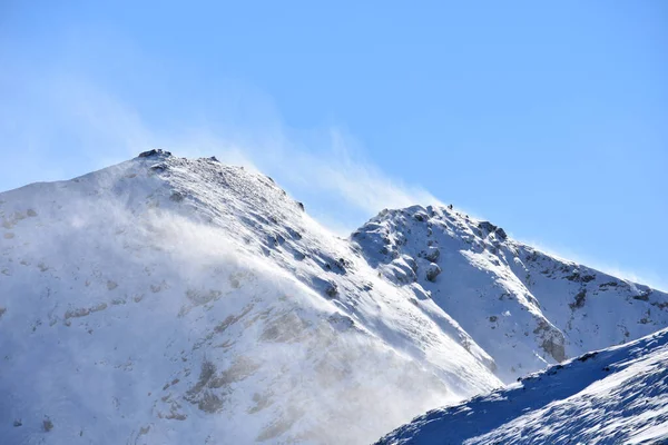 Ένα Πλάνο Ενός Βουνού Πλήρως Καλυμμένο Χιόνι Την Ημέρα — Φωτογραφία Αρχείου