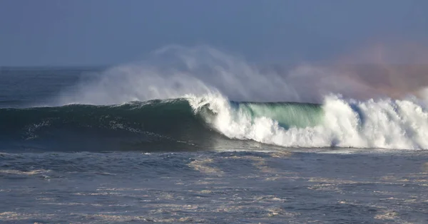 Denizdeki Büyük Dalgayı Yakalayan Bir Sörfçü — Stok fotoğraf