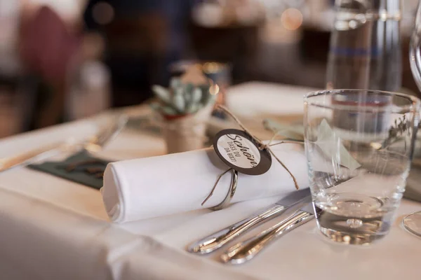 Vajilla Clásica Con Servilleta Cuchillo Tenedor Vidrio Mesa Boda — Foto de Stock