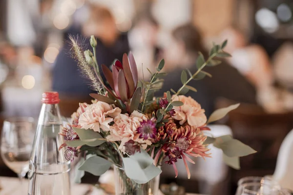 婚宴桌上一束乡村花束的精选焦点镜头 — 图库照片