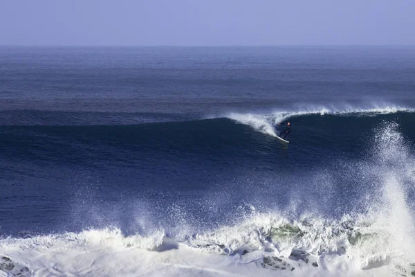 Surfista Che Cattura Grande Onda Nel Mare — Foto Stock