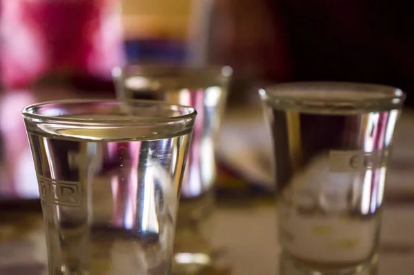 Een Close Shot Van Drie Glazen Alcoholische Dranken Tafel — Stockfoto