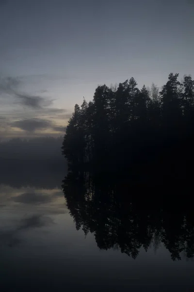 저녁에 구름낀 호수의 — 스톡 사진