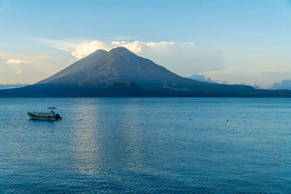 Panajachel Guatemala Octubre 2021 Barco Pesquero Lago Atitlán Amanecer Ciudad — Foto de Stock