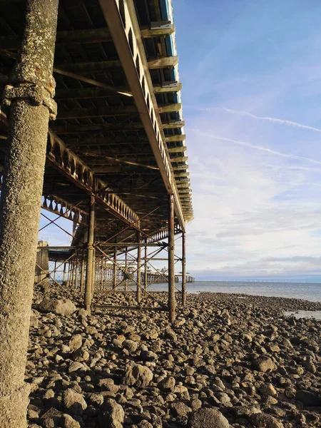 Een Verticaal Schot Van Een Pier Kiezelstenen Aan Kust Llandudno — Stockfoto