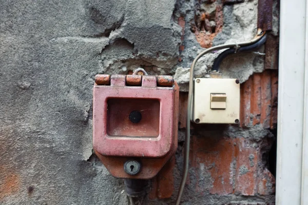 Nahaufnahme Eines Alten Schmutzigen Roten Schalters Einer Nothaltestelle Einer Wand — Stockfoto