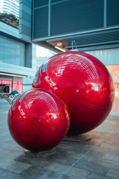 Vertikal Bild Två Stora Röda Julbollar Dekorerade Gatan — Stockfoto