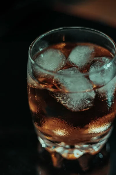 Gros Plan Verre Whisky Avec Glace Sur Fond Noir — Photo