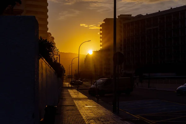 Eine Leere Straße Auf Dem Hintergrund Des Sonnenuntergangs — Stockfoto