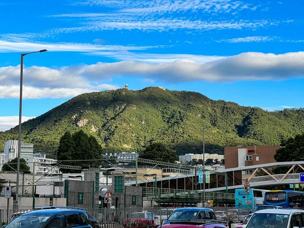 青空の下 遠くない山から駐車している車の景色 — ストック写真