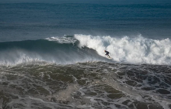 Surfař Chytající Velkou Vlnu Moři — Stock fotografie