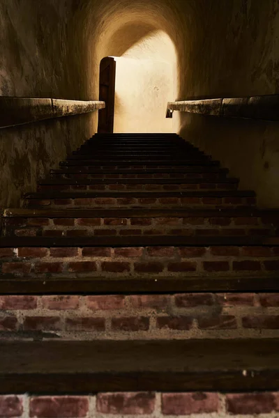 Una Hermosa Escena Viejas Escaleras Piedra Que Conducen Una Puerta — Foto de Stock